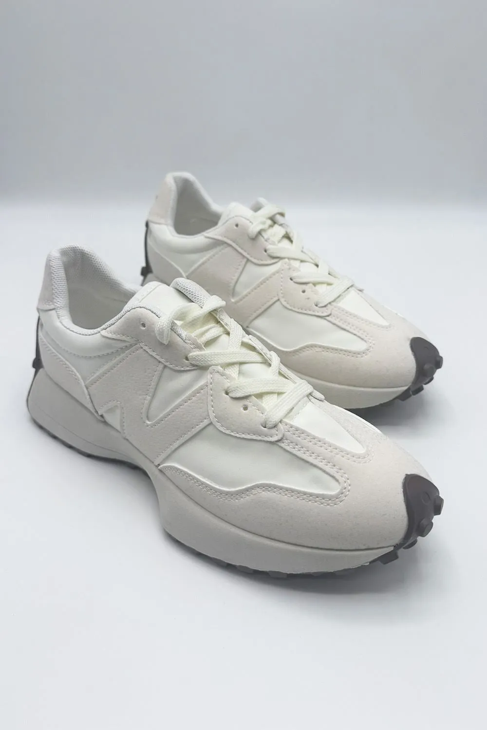 Yeez Lace-Up Trainers in Beige / White