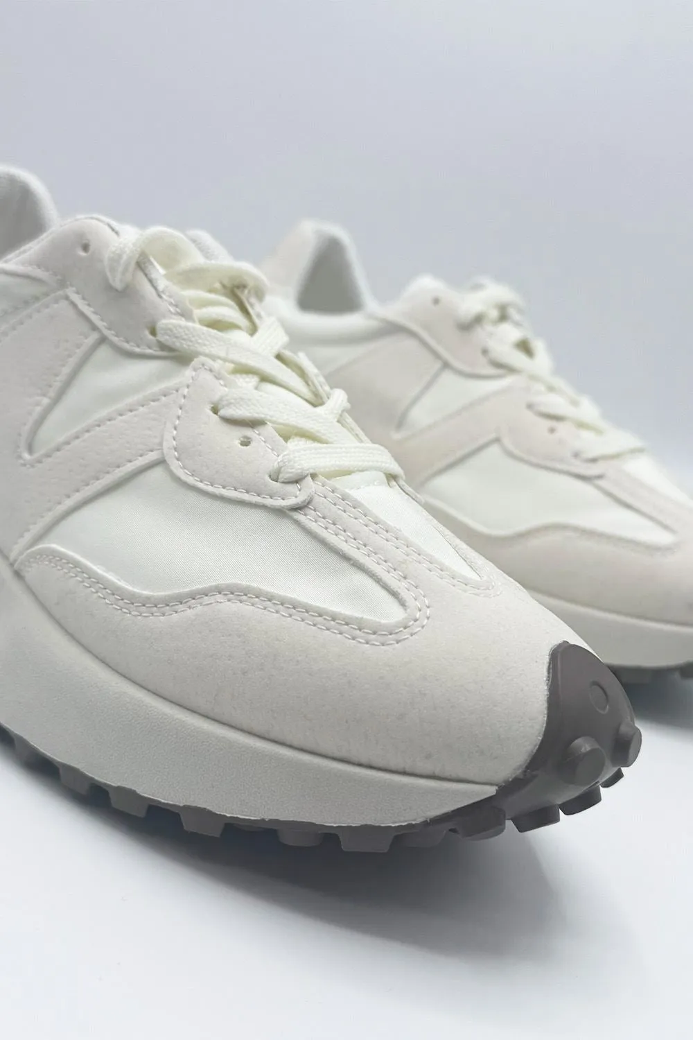 Yeez Lace-Up Trainers in Beige / White