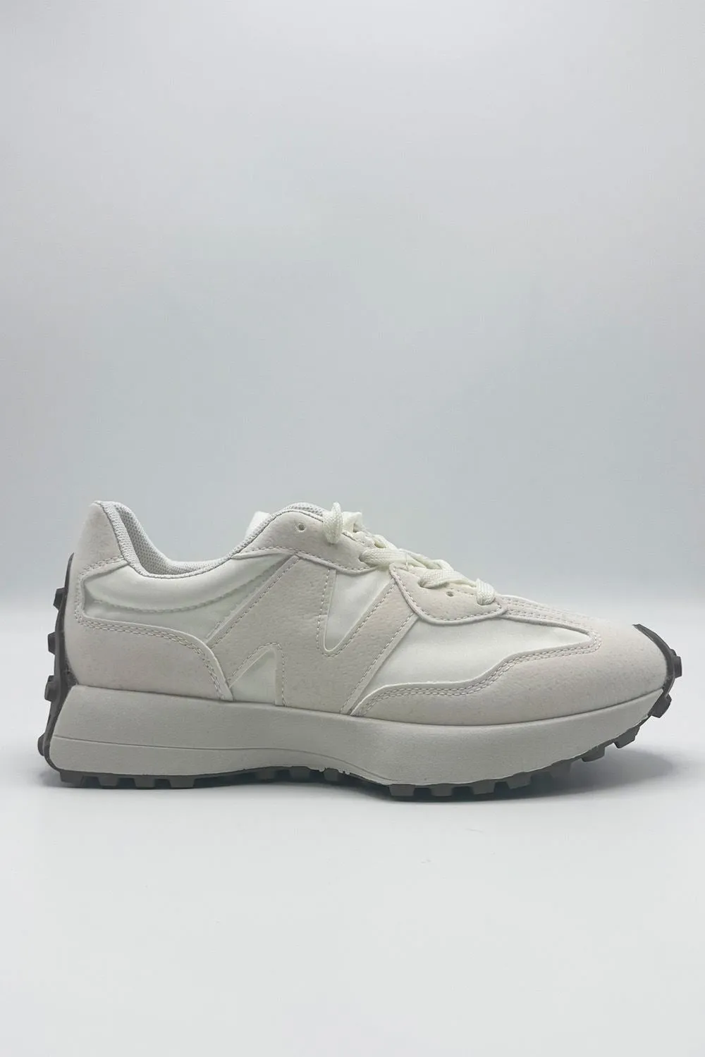 Yeez Lace-Up Trainers in Beige / White