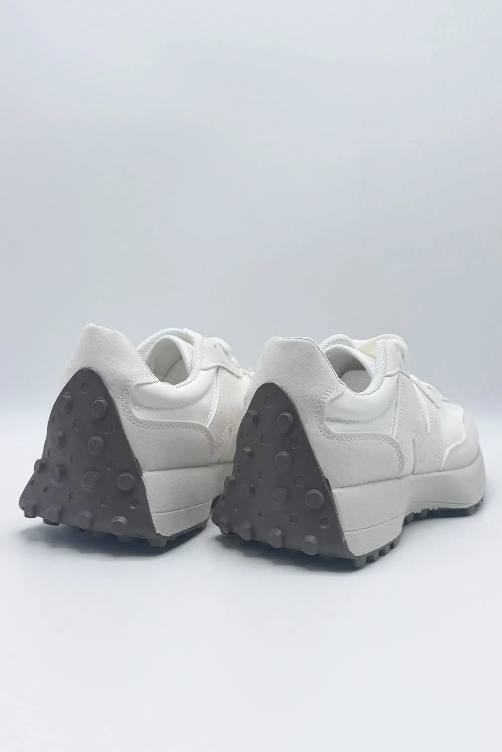 Yeez Lace-Up Trainers in Beige / White