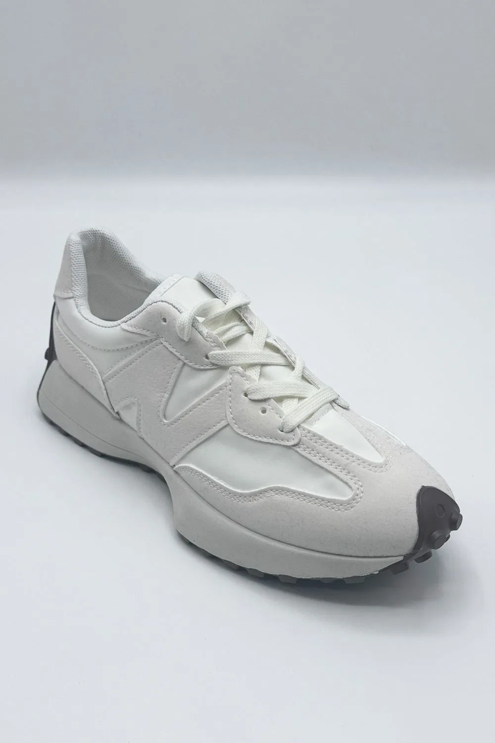 Yeez Lace-Up Trainers in Beige / White